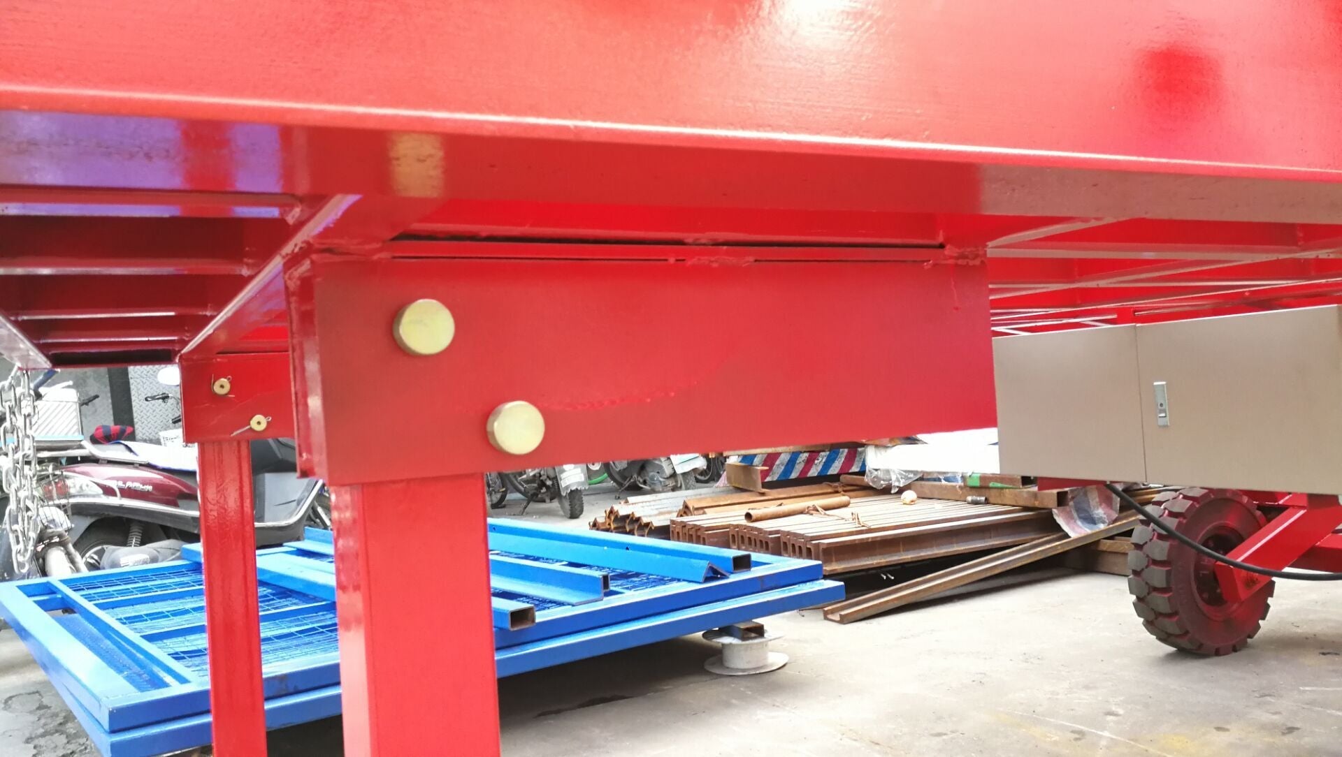 Mobile Loading Dock with Hydraulic Lift – 22,000 LB Capacity, Portable Steel Access Ramp - Mobile Hydraulic Loading Dock Ramp with MOBILE LOADING DOCK WITH MANUAL HYDRAULIC LIFT 12924 | Sold by Uncle Wiener's Wholesale