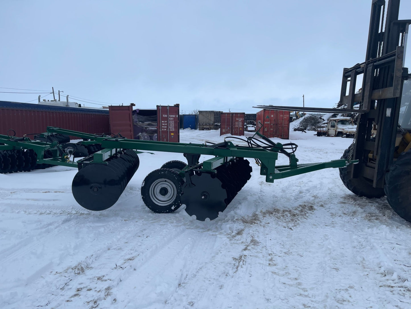 10 FT Hydraulic Offset Tractor Disc Harrow in field setup
Side view of 10-foot disc harrow with 28 manganese steel blades
Rear blade configuration of hydraulic disc harrow
Top view showing hydraulic tubing and disc spacing
Offset disc harrow mounted on green tractor for field work