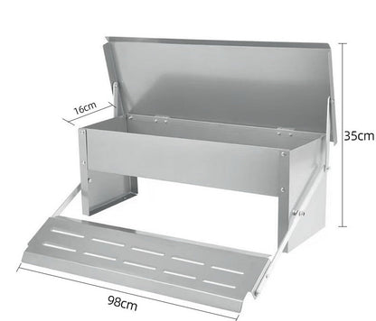 Automatic pedal chicken feeder with open lid and feeding hens
Stainless steel rat-proof chicken feeder for backyard flocks
Outdoor poultry feeder with 10kg capacity and anti-slip treadle
Front view of the self-opening chicken feeder with side panel open