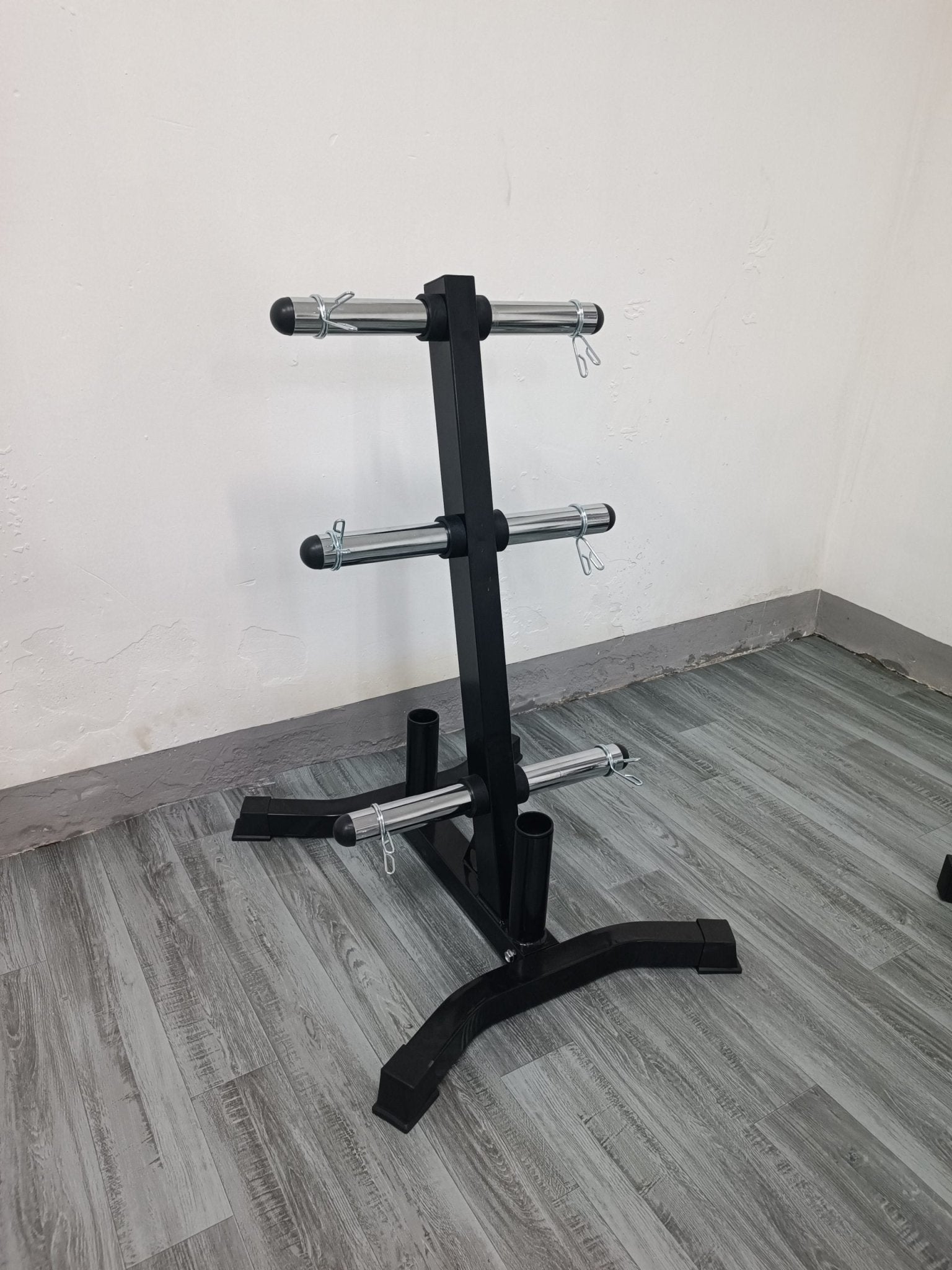 Heavy-duty 1000 lb Olympic plate rack – black steel frame
Vertical barbell weight plate holder with non-slip feet
Olympic-sized weight rack for 2 inch plates
Compact gym storage solution for Olympic barbells and weights
Side view of steel Olympic plate tree with support arms