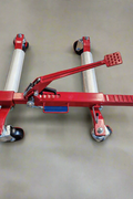 12″ Mechanical Go Jack with 360° PU wheels and foot pedal
Heavy-duty car dolly for sedans, SUVs, and light trucks
Mechanical jack for garages and auto repair shops