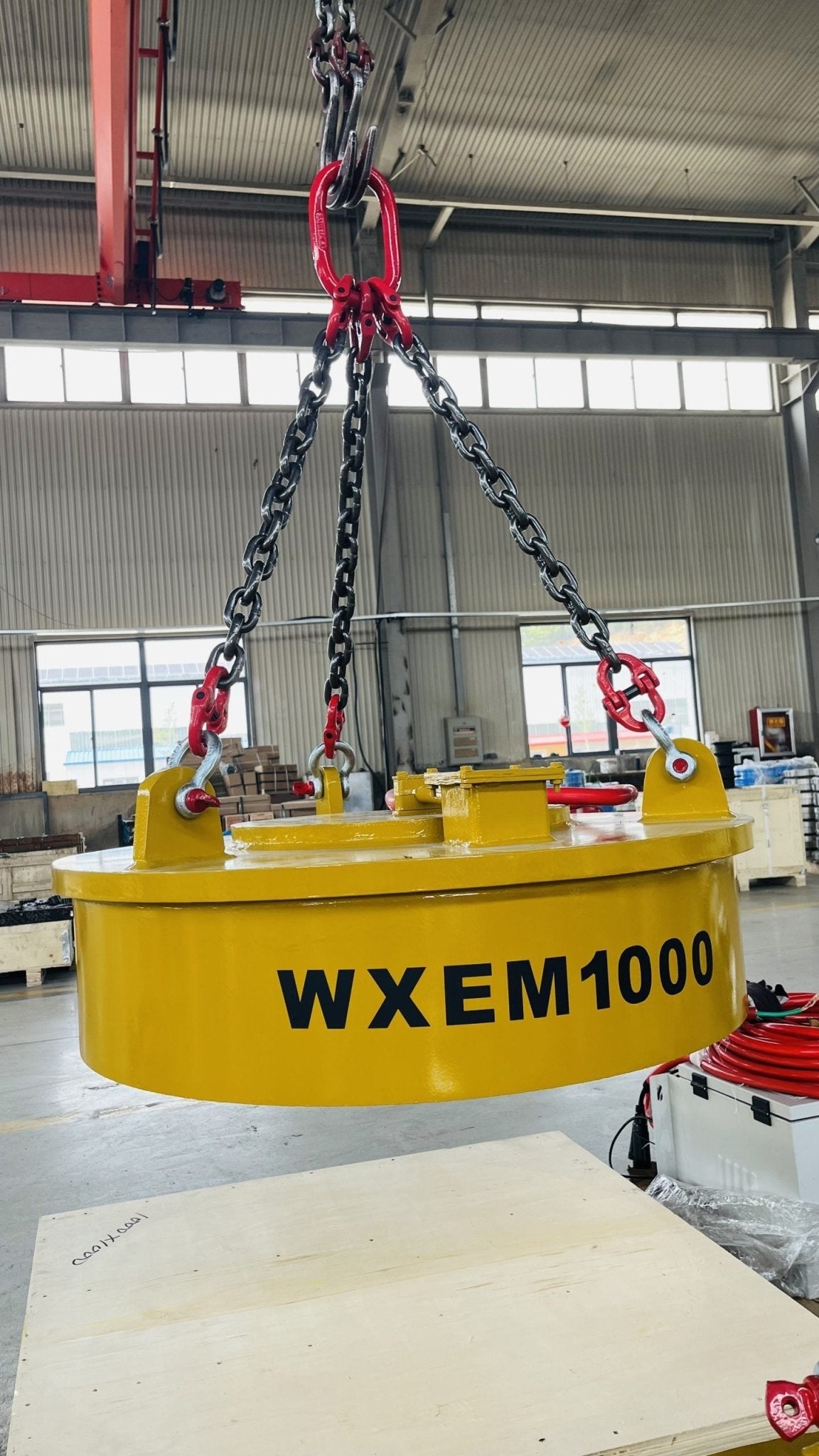 Heavy-duty yellow electric lifting magnet suspended by chains
Battery-powered scrap metal electromagnet 12V/24V industrial grade
Excavator lifting scrap metal with 23.6-inch and 40-inch electric magnet