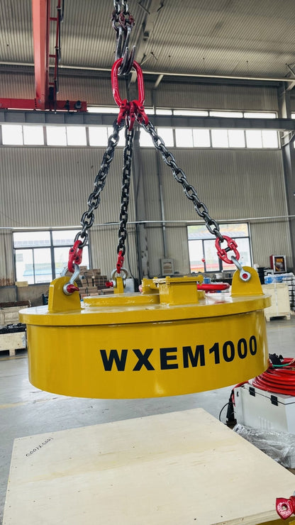 Heavy-duty yellow electric lifting magnet suspended by chains
Battery-powered scrap metal electromagnet 12V/24V industrial grade
Excavator lifting scrap metal with 23.6-inch and 40-inch electric magnet