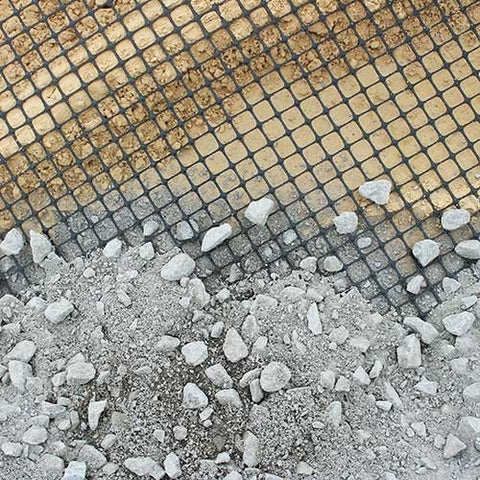 BX131X164 biaxial geogrid roll for soil reinforcement
Geogrid mesh for road base construction
Heavy-duty bidirectional geogrid unrolled on gravel
Close-up of high-tensile geogrid fabric