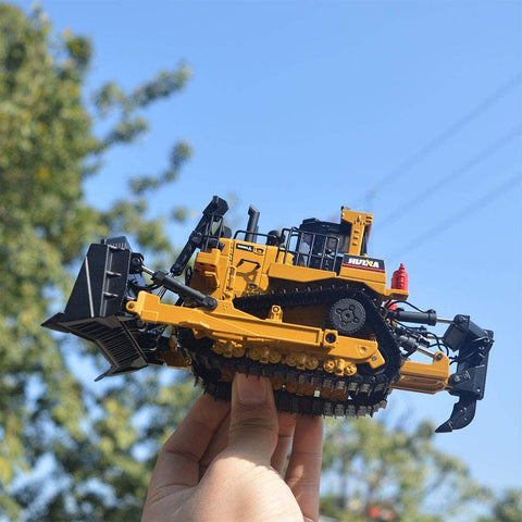 Realistic 1:50 diecast bulldozer toy on white background
Yellow metal bulldozer model with detailed scoop
Mini construction bulldozer toy for kids and collectors
Side view of zinc alloy bulldozer toy