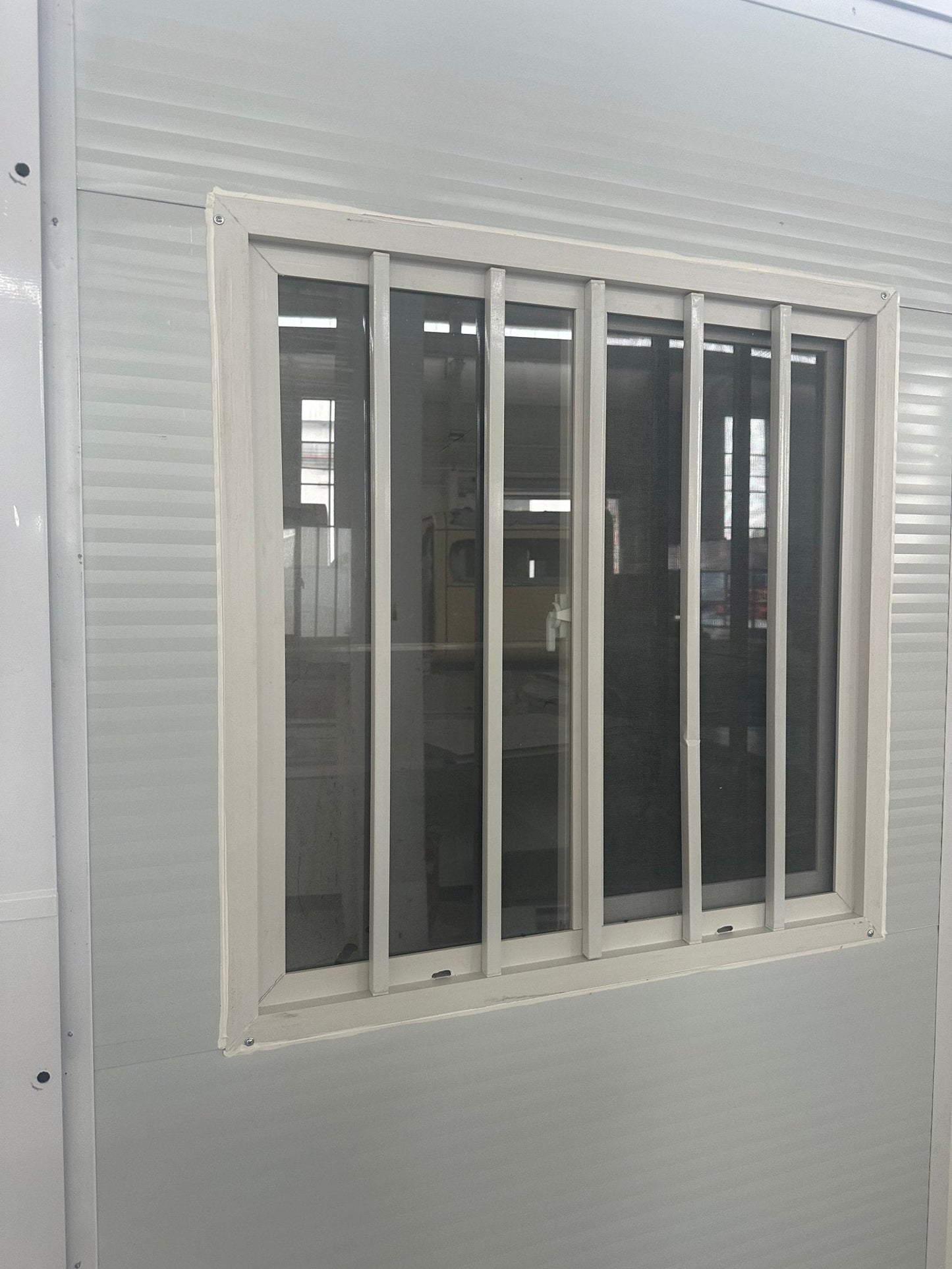 Exterior Image: Portable 19 FT Folding Insulated Container Office with Lockable Door – Outdoor View

Interior Image: Inside View of Modular Prefab Cabin Office with Window and Electrical Plug

Folded View: Foldable Prefab Container for Easy Transport and Setup

Setup Process: Step-by-step Setup of 19 FT Folding Steel Container Office

Multiple Angles: Various Views of the Portable Modular Work Cabin