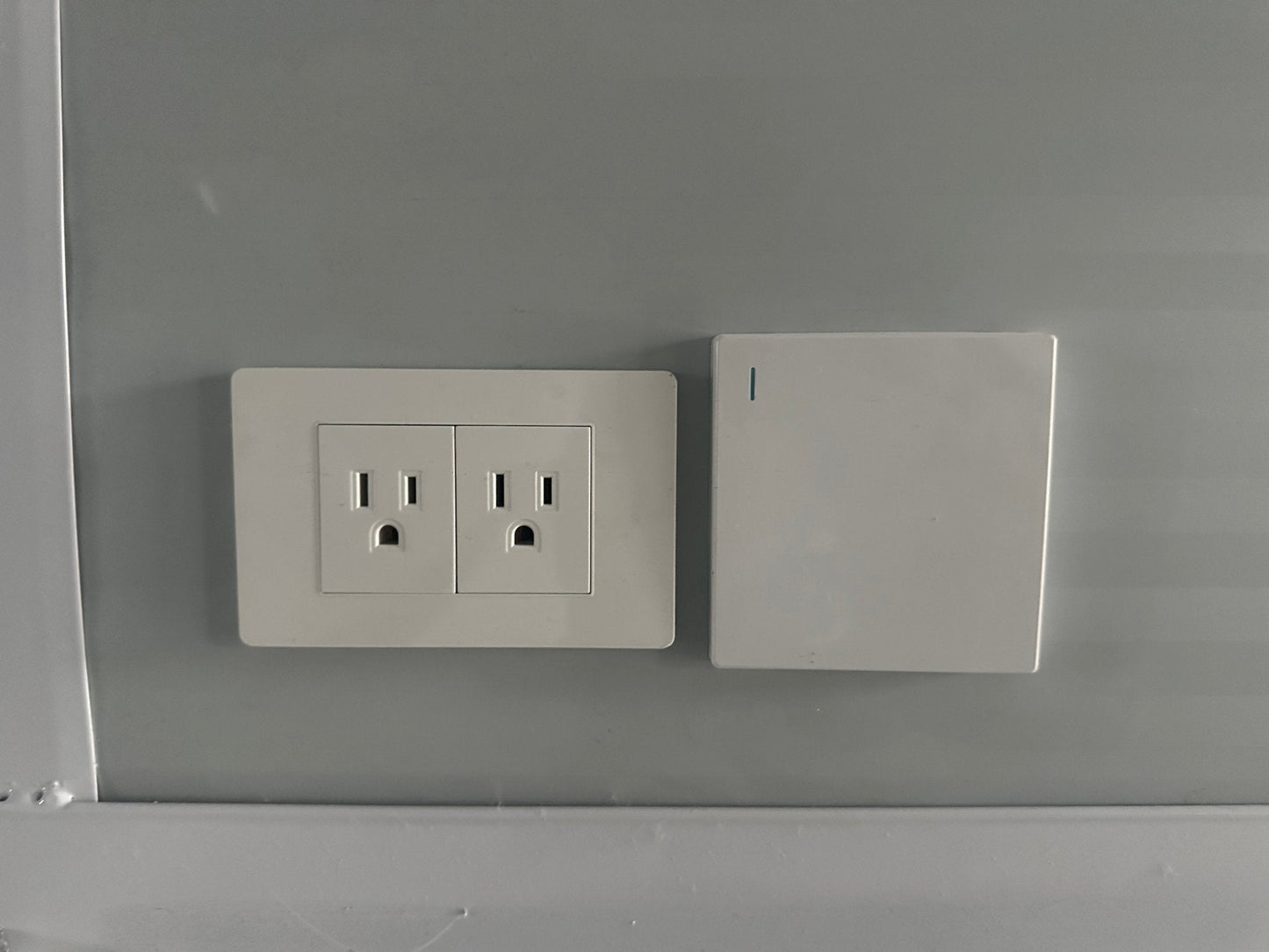 Exterior Image: Portable 19 FT Folding Insulated Container Office with Lockable Door – Outdoor View

Interior Image: Inside View of Modular Prefab Cabin Office with Window and Electrical Plug

Folded View: Foldable Prefab Container for Easy Transport and Setup

Setup Process: Step-by-step Setup of 19 FT Folding Steel Container Office

Multiple Angles: Various Views of the Portable Modular Work Cabin