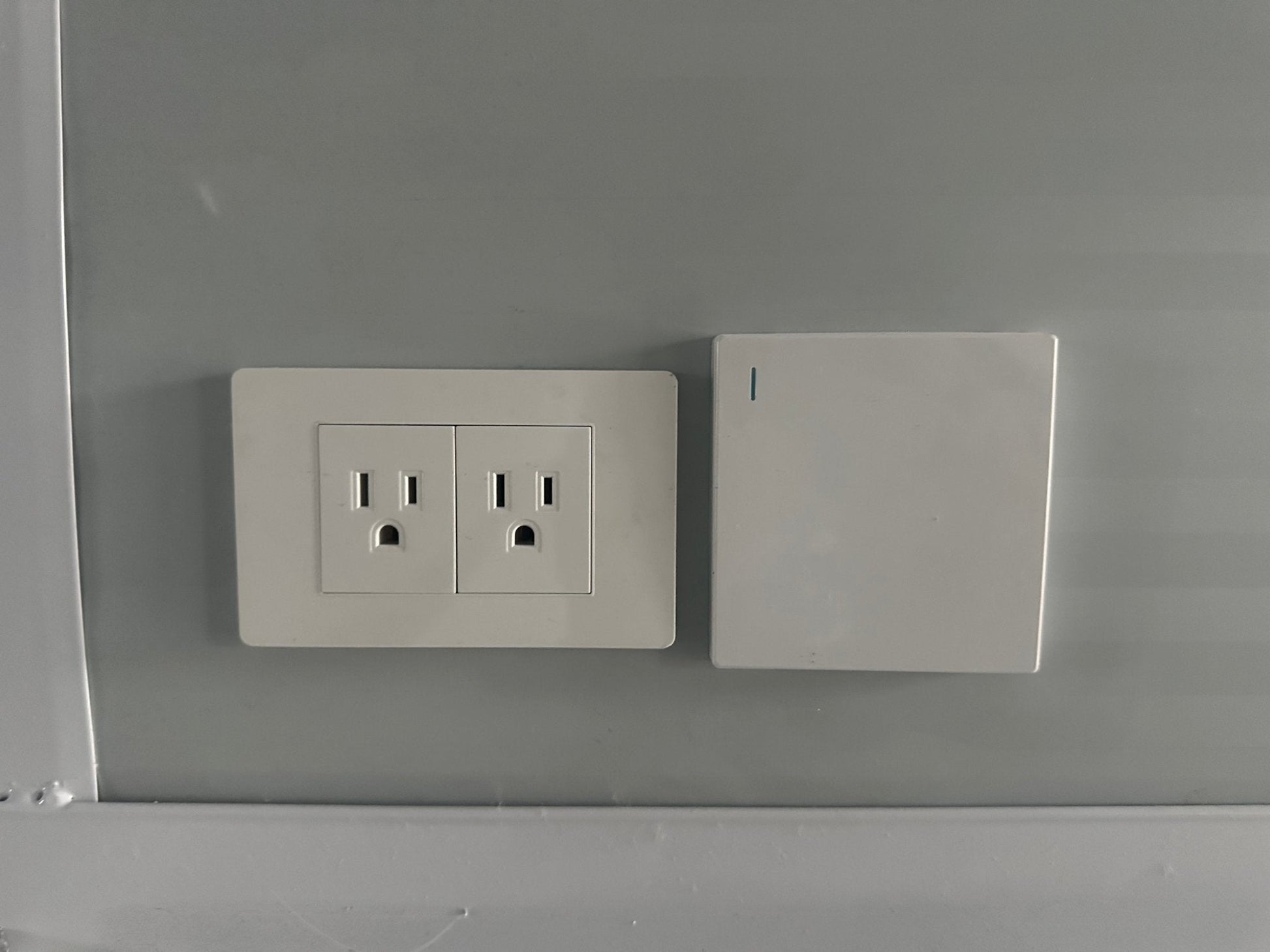 Exterior Image: Portable 19 FT Folding Insulated Container Office with Lockable Door – Outdoor View

Interior Image: Inside View of Modular Prefab Cabin Office with Window and Electrical Plug

Folded View: Foldable Prefab Container for Easy Transport and Setup

Setup Process: Step-by-step Setup of 19 FT Folding Steel Container Office

Multiple Angles: Various Views of the Portable Modular Work Cabin