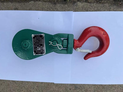 Green snatch block with steel hook

2-ton snatch block pulley close-up

4-ton heavy-duty snatch block for winching

8-ton recovery pulley block with hook

Winch pulley being measured

Towing snatch block in off-road use