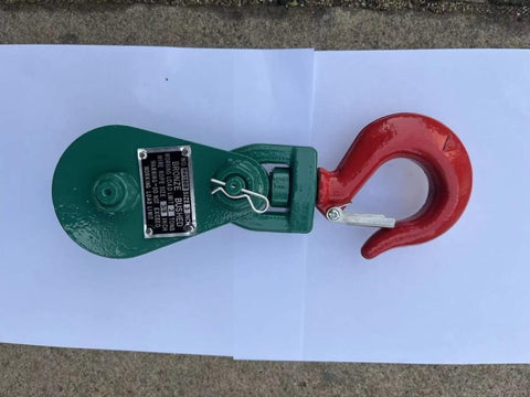 Green snatch block with steel hook

2-ton snatch block pulley close-up

4-ton heavy-duty snatch block for winching

8-ton recovery pulley block with hook

Winch pulley being measured

Towing snatch block in off-road use