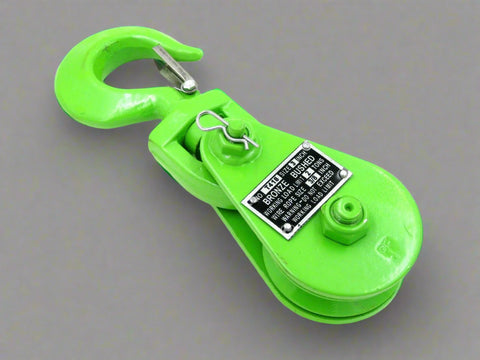 Green snatch block with steel hook

2-ton snatch block pulley close-up

4-ton heavy-duty snatch block for winching

8-ton recovery pulley block with hook

Winch pulley being measured

Towing snatch block in off-road use