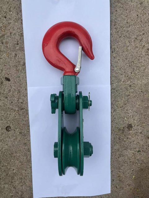 Green snatch block with steel hook

2-ton snatch block pulley close-up

4-ton heavy-duty snatch block for winching

8-ton recovery pulley block with hook

Winch pulley being measured

Towing snatch block in off-road use