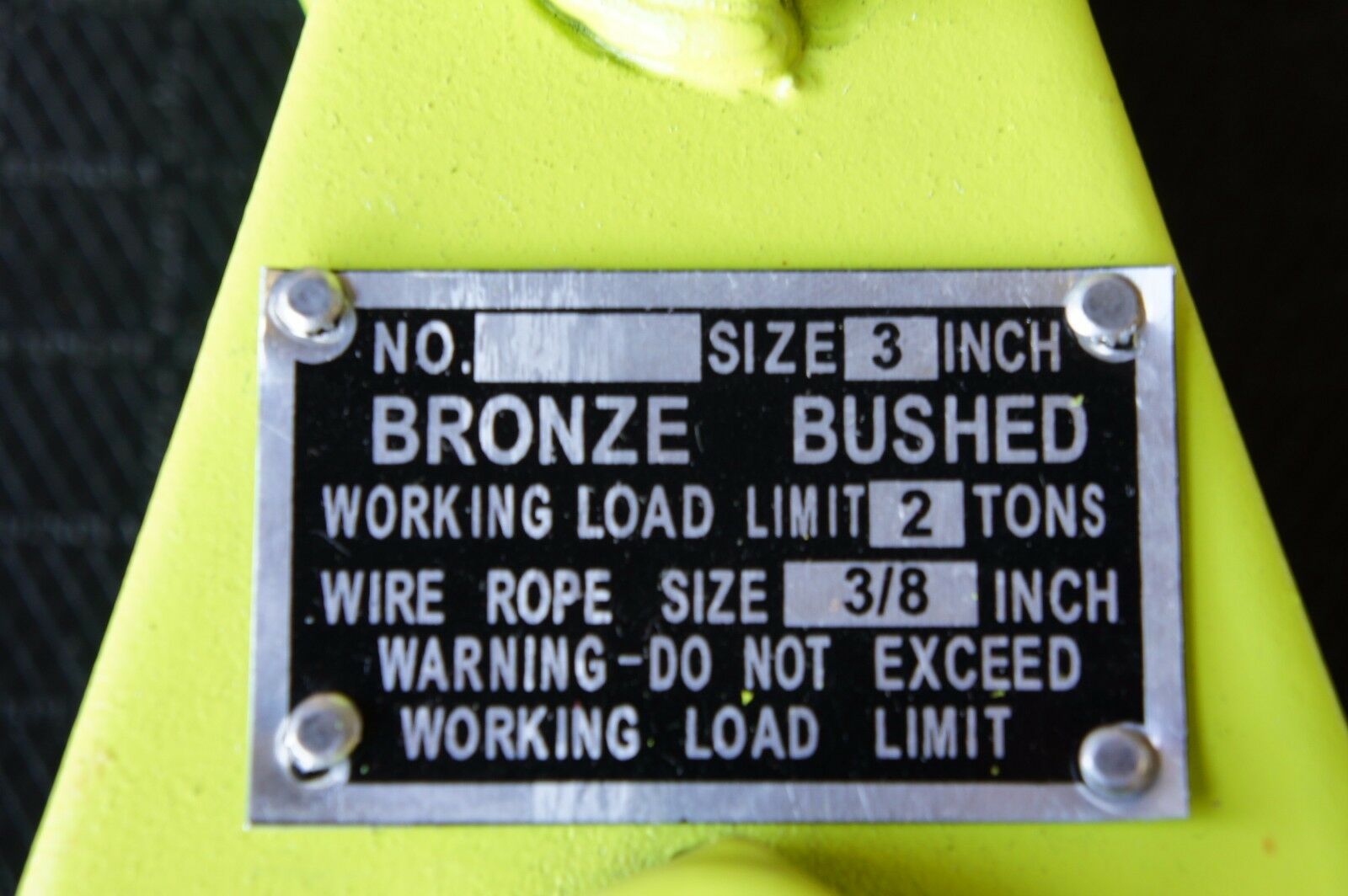 Green snatch block with steel hook

2-ton snatch block pulley close-up

4-ton heavy-duty snatch block for winching

8-ton recovery pulley block with hook

Winch pulley being measured

Towing snatch block in off-road use