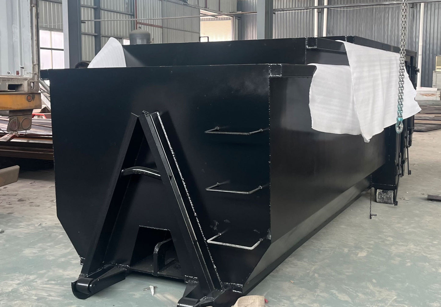 20 cubic yard roll-off lugger bin – industrial scrap container for demolition waste
