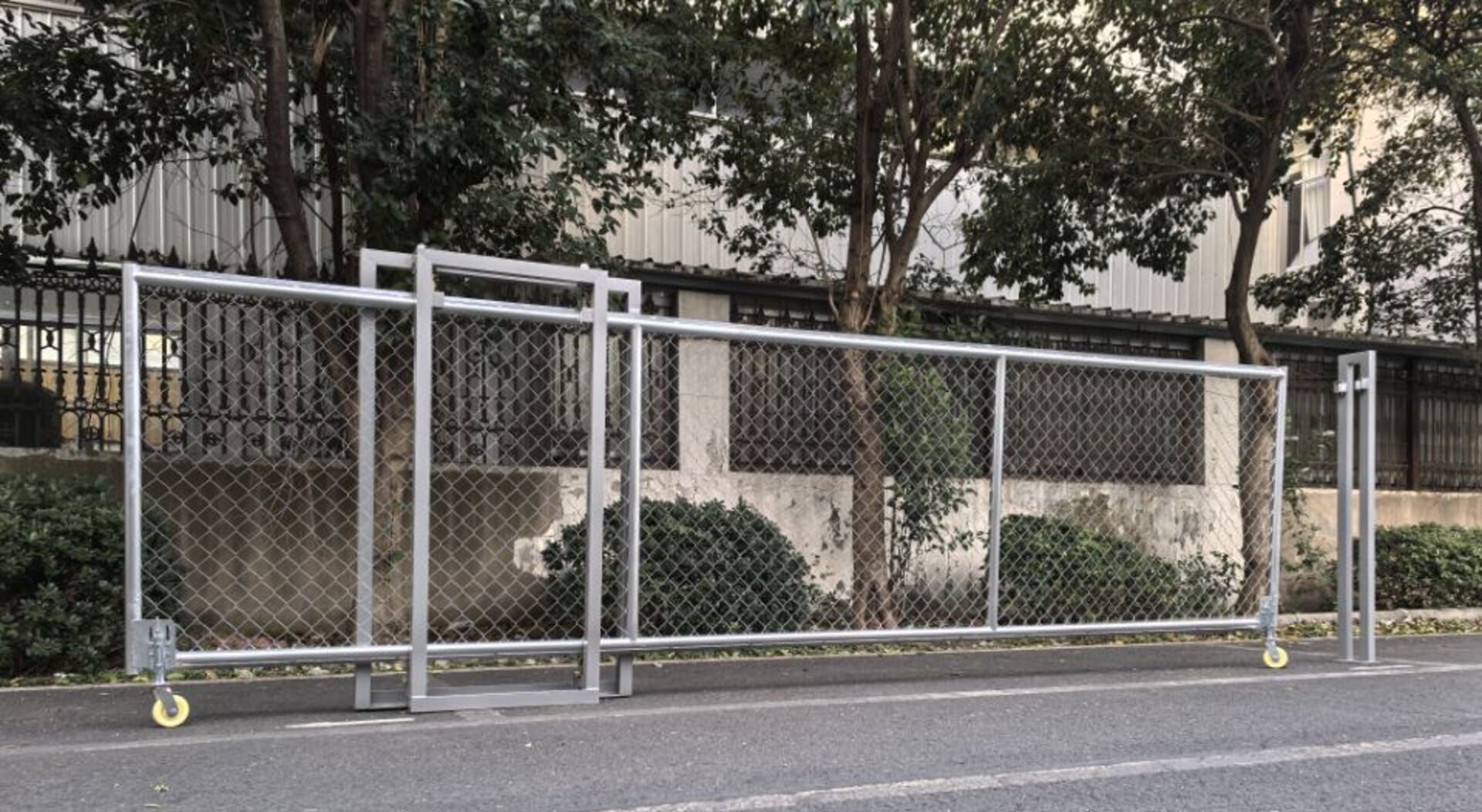 20 FT sliding chain link driveway gate – side view

Heavy-duty metal fence gate for wide driveway

SFSG20F driveway gate with chain link mesh design

Sliding gate installed in residential lot

Industrial security gate with chain link fencing