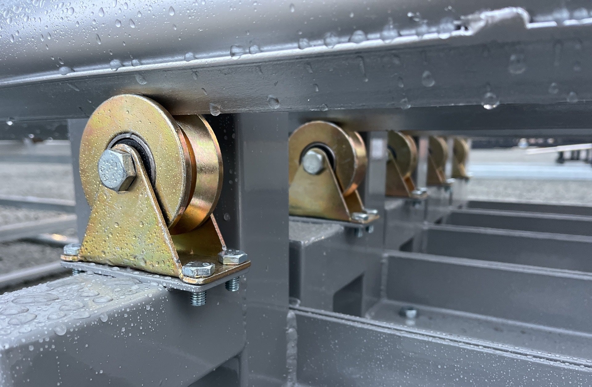 20 FT sliding chain link driveway gate – side view

Heavy-duty metal fence gate for wide driveway

SFSG20F driveway gate with chain link mesh design

Sliding gate installed in residential lot

Industrial security gate with chain link fencing