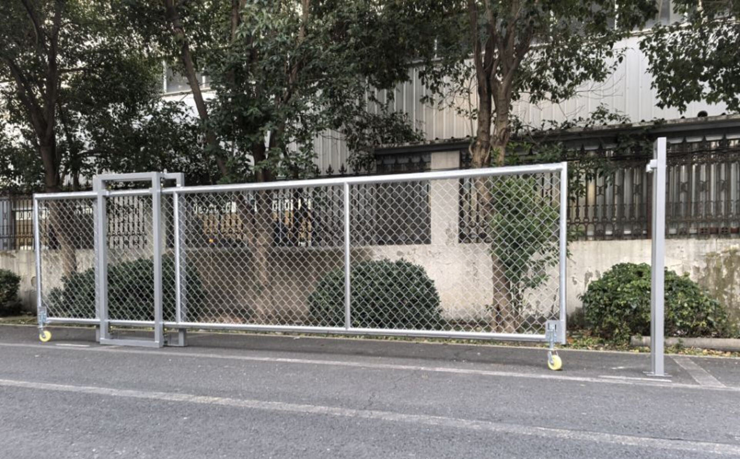 20 FT sliding chain link driveway gate – side view

Heavy-duty metal fence gate for wide driveway

SFSG20F driveway gate with chain link mesh design

Sliding gate installed in residential lot

Industrial security gate with chain link fencing