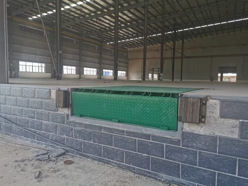 Dock leveler ramp aligning with trailer