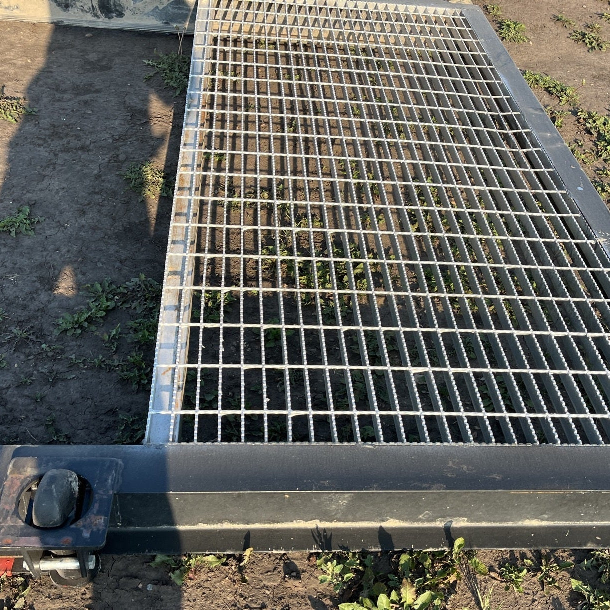 24FT container skid with forklift pockets and steel grating – Model 522624
Heavy-duty 44FT container base for transport and storage – Model 522644