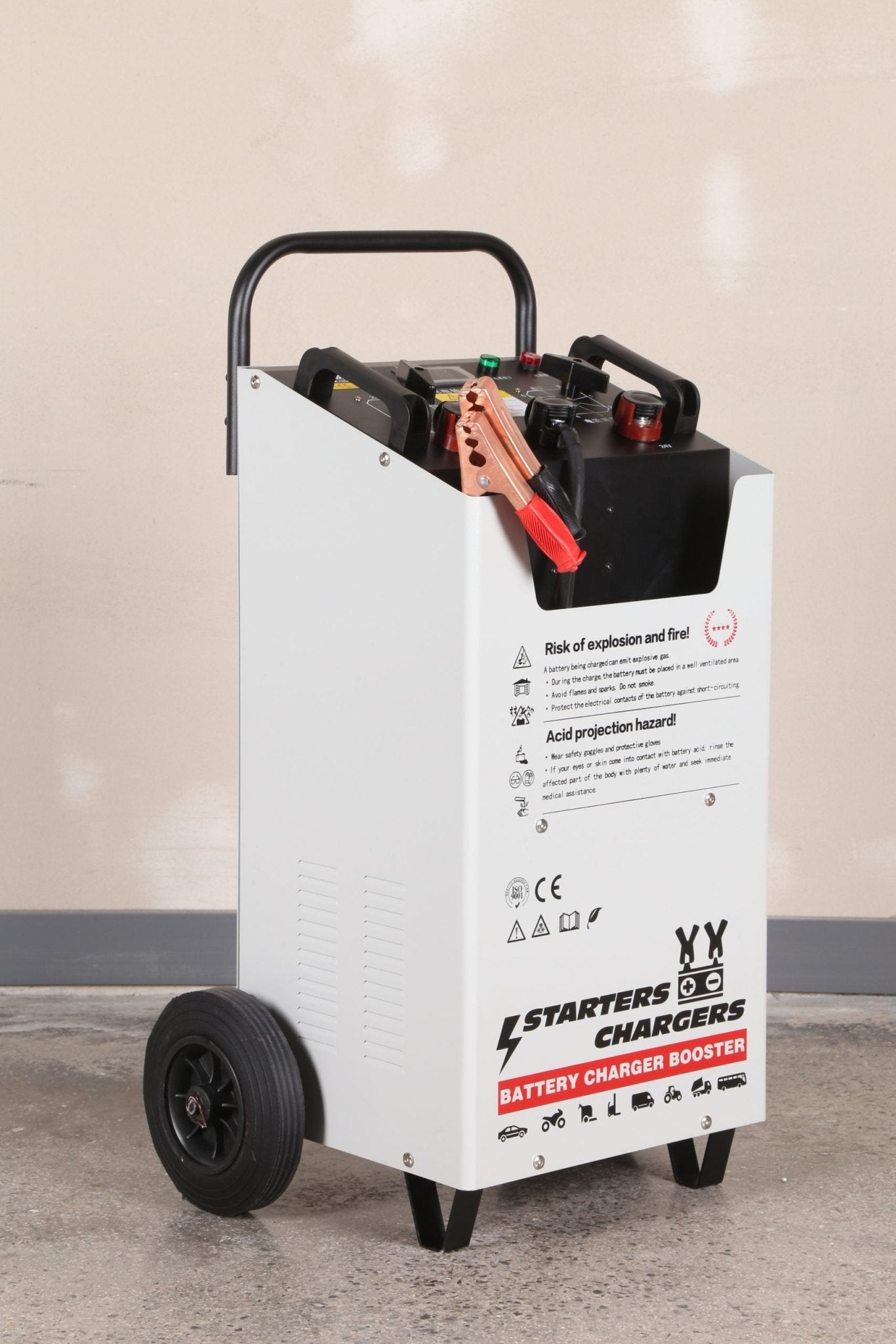 220V battery booster with wheels and handle ��� Model F3500A
Quick start charger for 12V and 24V truck batteries
Heavy-duty battery booster with air cooling
Front panel view of F3500A booster c