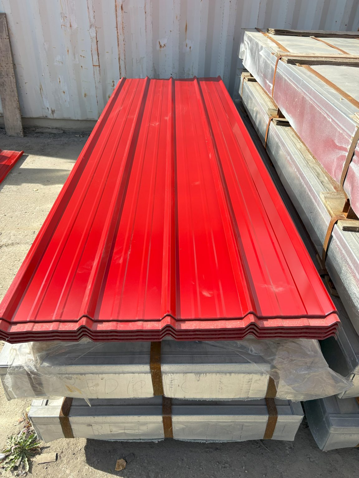 29-gauge steel siding panels in silver finish – side view
Close-up of red metal siding with smooth weather-resistant finish
Full stack of steel siding panels in multiple lengths
29-gauge corrugated siding installed on an exterior wall
Brown, white, and gray siding panel color options for metal exterior
Long 20ft steel panel view – suitable for barn or home