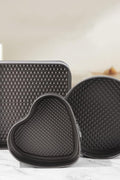 3-piece black non-stick springform pan set stacked

Close-up of leakproof buckle system and honeycomb base

Pan sizes and removable bottoms shown in open position

Full set displayed with baked cake example

Pans nested and stored compactly on kitchen counter