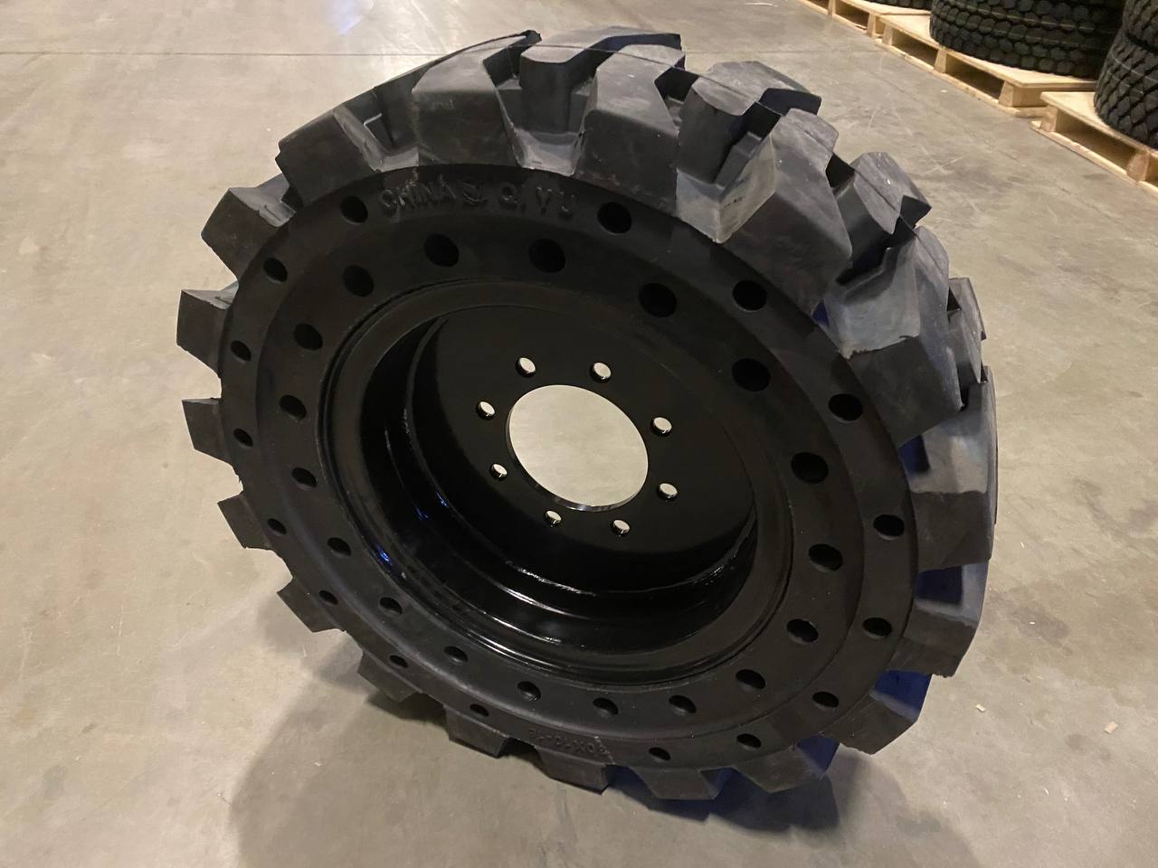 Solid Bar Rims Flat-Free Solid Skid Steer Tires with Rims – Heavy-Duty R4 Rubber, Siz ...