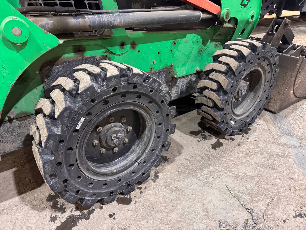Solid R4 Flat-Free Skid Steer Tire with Pre-Mounted Rim

Close-Up of Heavy-Duty Tread Design on Skid Steer Tire

Flat-Free 12x16.5 R4 Tire for Construction Equipment

10x16.5 R4 Solid Skid Steer Tire with Bolt-On Rim

Skid Steer Tires Ready for Installation