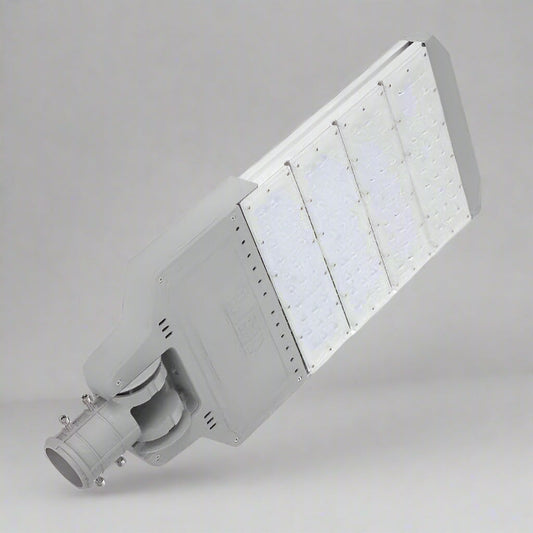 400W LED street light IP65 waterproof housing
600W high lumen yard light adjustable mounting
Gray outdoor LED security light fixture close-up
Side view of LED light with heat sink fins
Daylight white LED floodlight for outdoor use