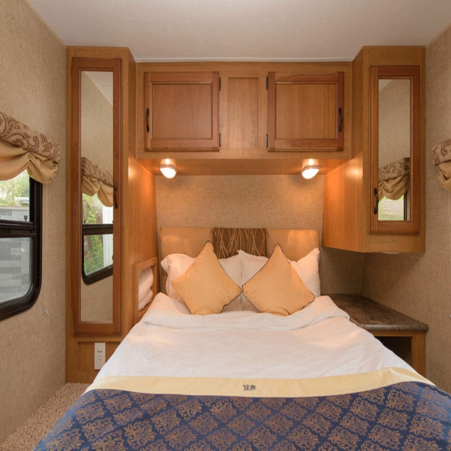 "5 Pack RV Interior 12V LED Dome Lights with Switch"

"Energy-Efficient 12V LED Trailer Light Pack"

"Motorhome Interior Cool White LED Ceiling Lights"

"Camper and Trailer Interior Lighting Kit 5 Pack"