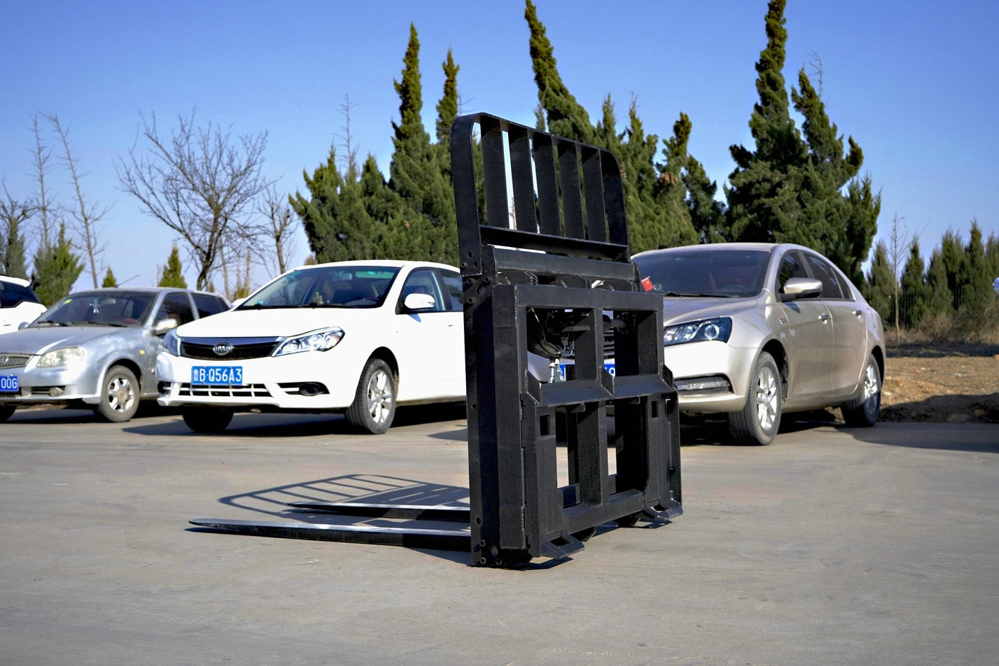 Side view of 5000 lb side shift pallet forks for skid steer

Heavy-duty hydraulic pallet fork with side shift mechanism

Pallet fork attachment mounted on forklift outdoors

Black steel frame skid steer pallet forks with side shift

Industrial pallet forks for warehouse and yard use