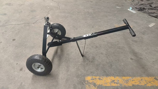 Manual hitch dolly TD600 with trailer hookup on pavement

Close-up of TD600 trailer dolly wheels and hitch ball

Side view of trailer dolly being manually pushed

Hand-push trailer dolly on gravel driveway