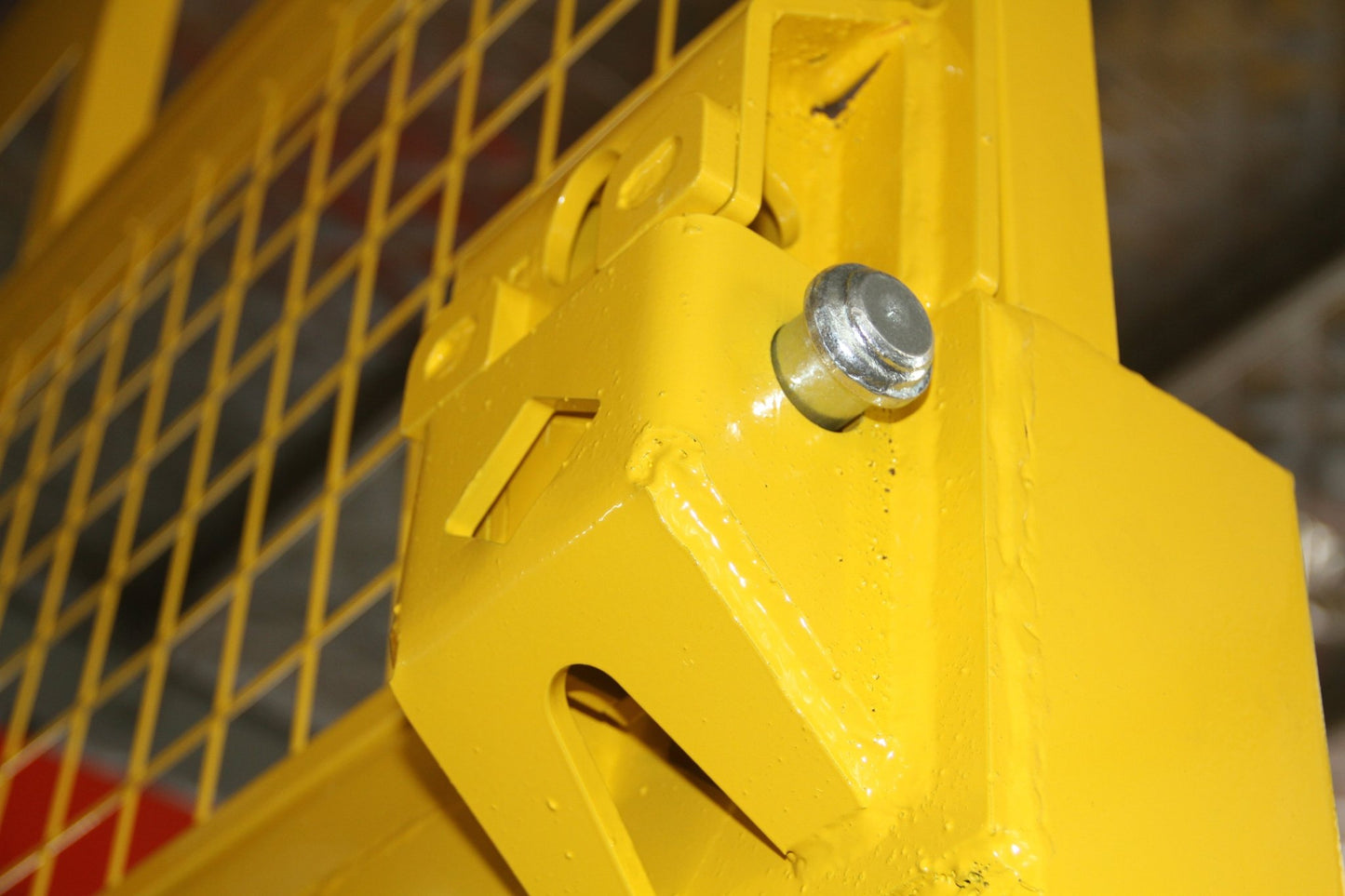 Heavy-duty yellow steel trench shield (front view)

Telescoping trench box in industrial job site

Construction-grade excavation shield with reinforced frame