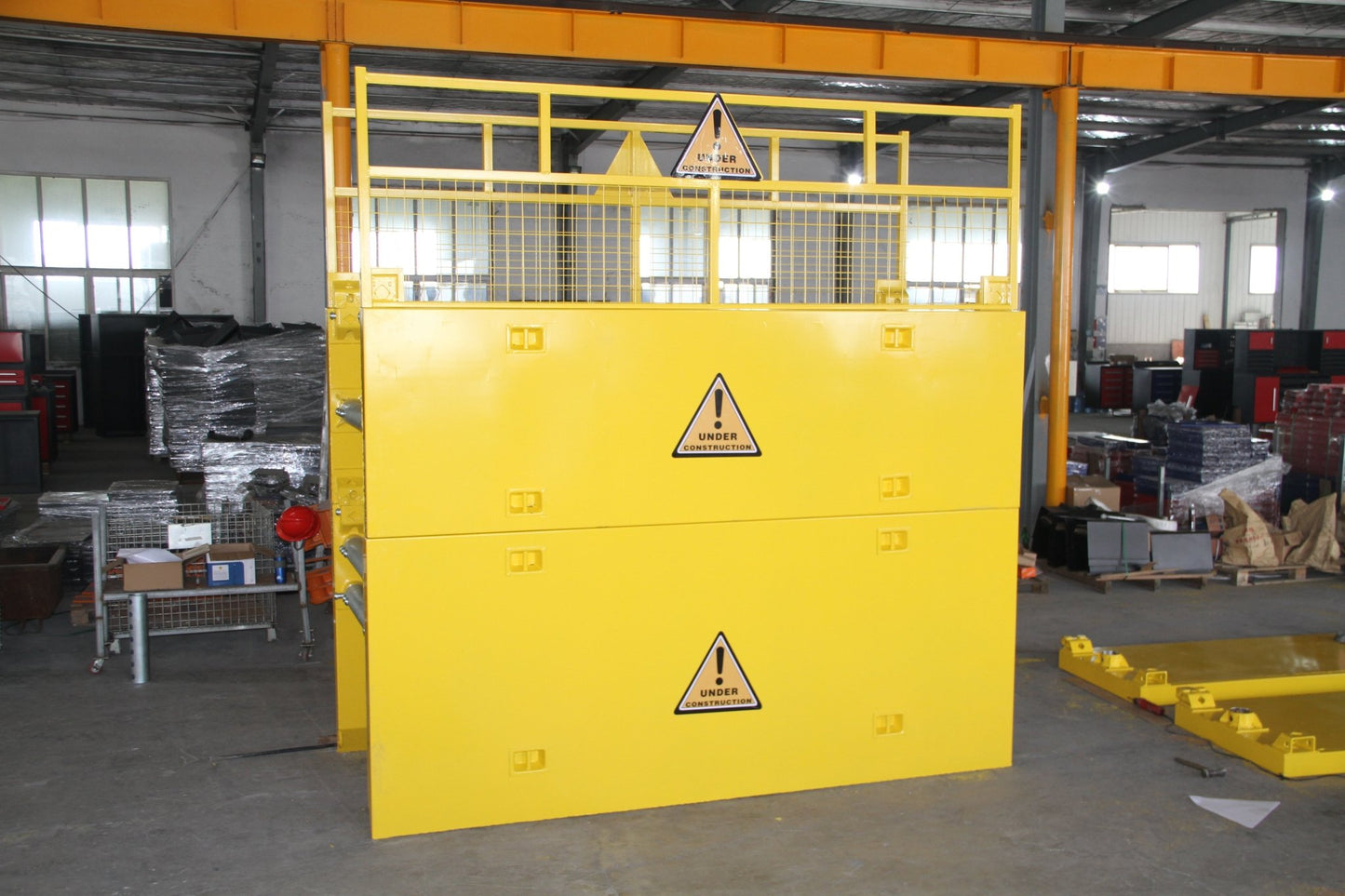 Heavy-duty yellow steel trench shield (front view)

Telescoping trench box in industrial job site

Construction-grade excavation shield with reinforced frame