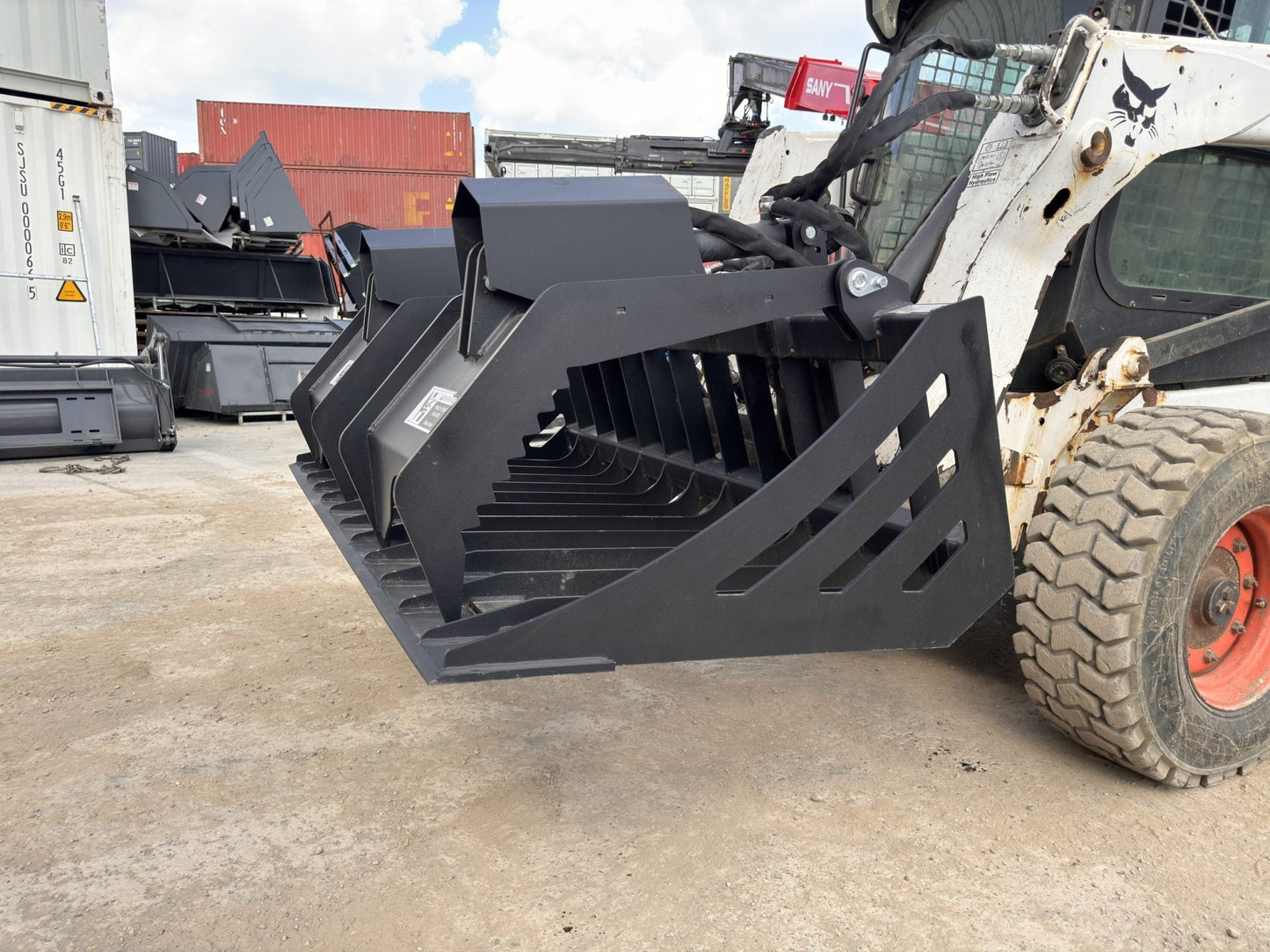 72" hydraulic grapple bucket on skid steer

Skid steer rock grapple front view

Close-up of grapple teeth and hoses

Dual-cylinder grapple open position

Grapple attachment lifting heavy debris