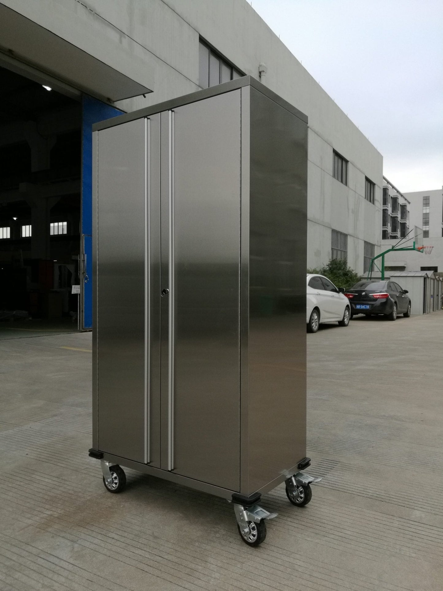 72 inch stainless steel rolling tool cabinet with dual locks

Industrial lockable storage cabinet on wheels

Powder-coated steel garage cabinet with smooth casters

Open view of tool cabinet with adjustable shelves

Heavy-duty mobile workshop cabinet with dual security locks