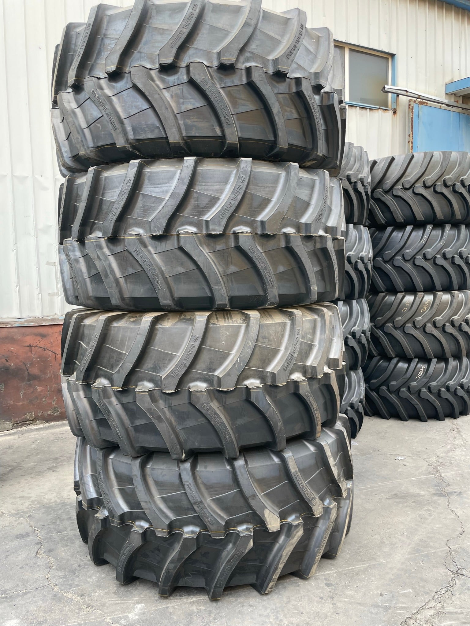 R-1 tractor tire for agricultural field use
Close-up tread of high-traction implement tire
TT tube-type implement tire in black finish
Heavy-duty R-1 TL tractor tire for rough terrain
Tractor with agriculture tires mounted in field