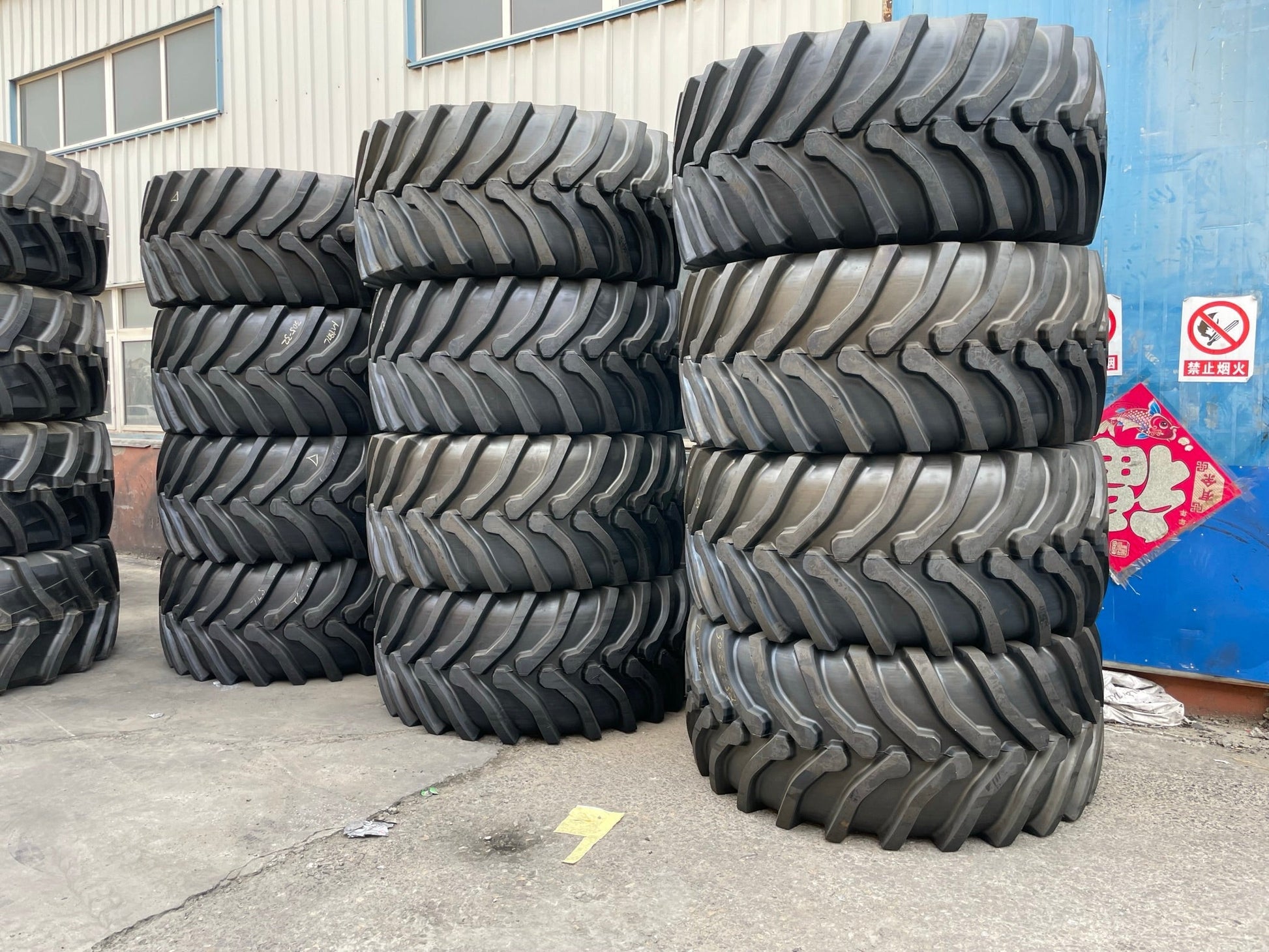 R-1 tractor tire for agricultural field use
Close-up tread of high-traction implement tire
TT tube-type implement tire in black finish
Heavy-duty R-1 TL tractor tire for rough terrain
Tractor with agriculture tires mounted in field