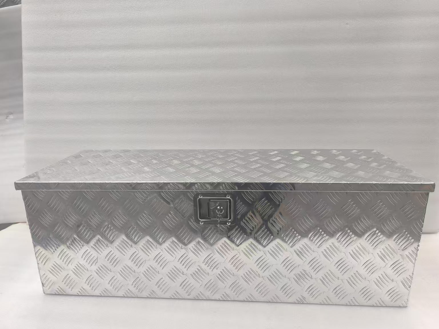 Heavy-Duty Aluminum Lockable Tool Box Open View

Lightweight Aluminum Storage Chest for Tools

Truck Bed Lockable Aluminum Tool Storage Box