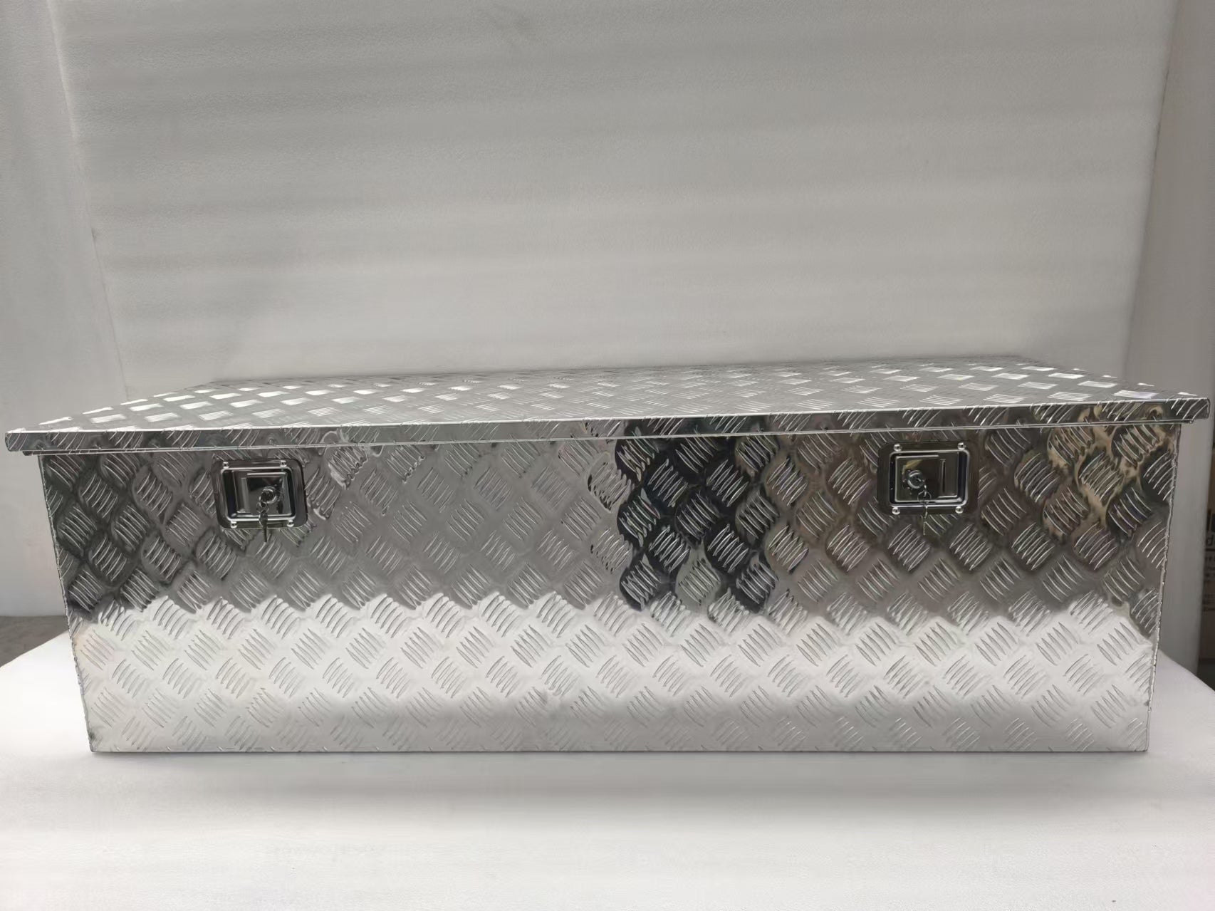 Heavy-Duty Aluminum Lockable Tool Box Open View

Lightweight Aluminum Storage Chest for Tools

Truck Bed Lockable Aluminum Tool Storage Box