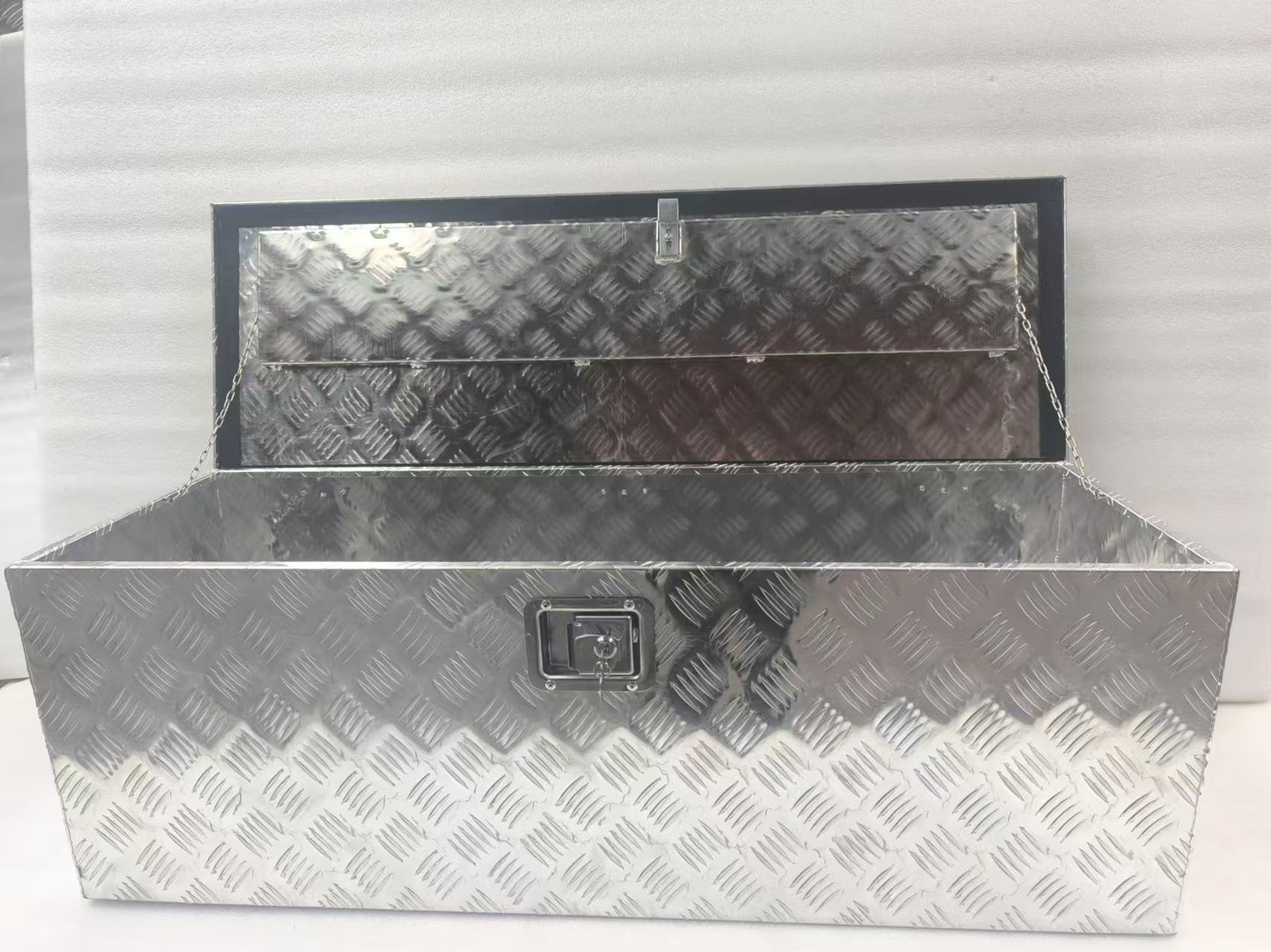 Heavy-Duty Aluminum Lockable Tool Box Open View

Lightweight Aluminum Storage Chest for Tools

Truck Bed Lockable Aluminum Tool Storage Box