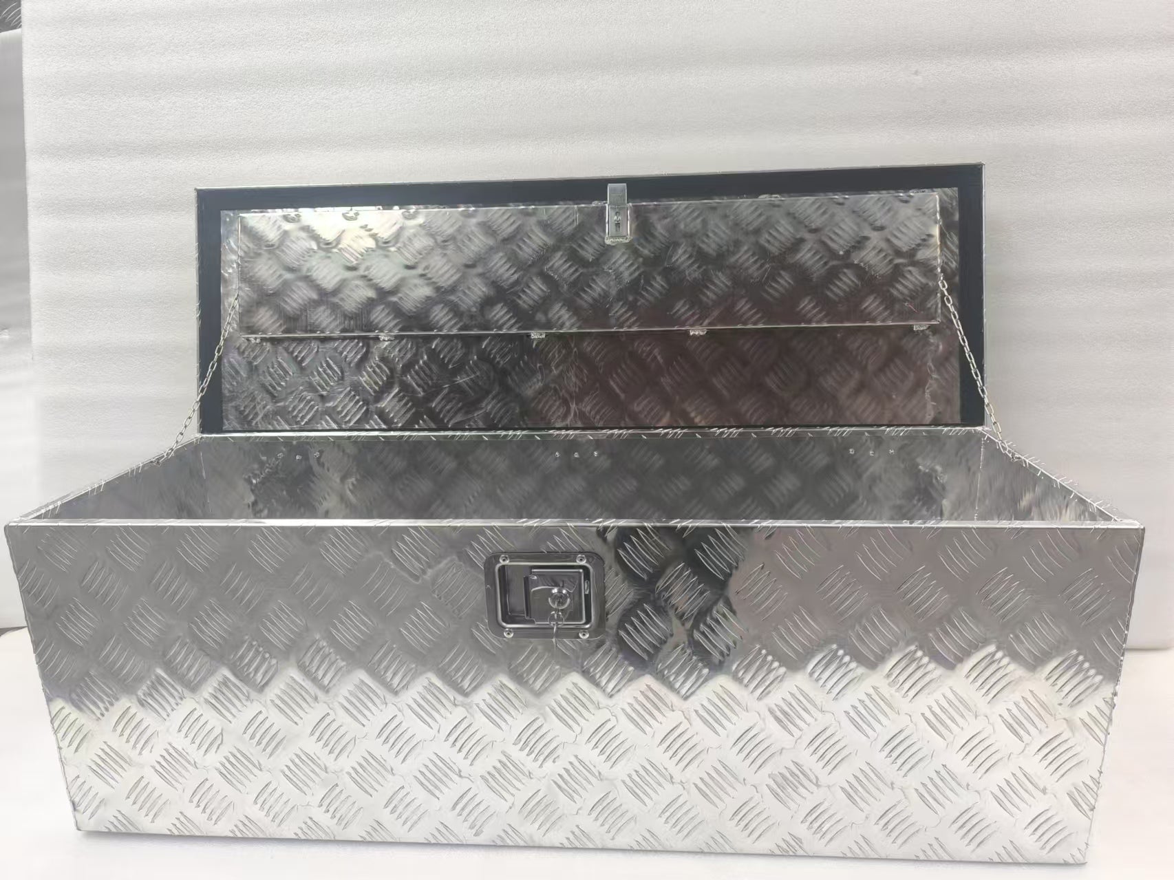 Heavy-Duty Aluminum Lockable Tool Box Open View

Lightweight Aluminum Storage Chest for Tools

Truck Bed Lockable Aluminum Tool Storage Box