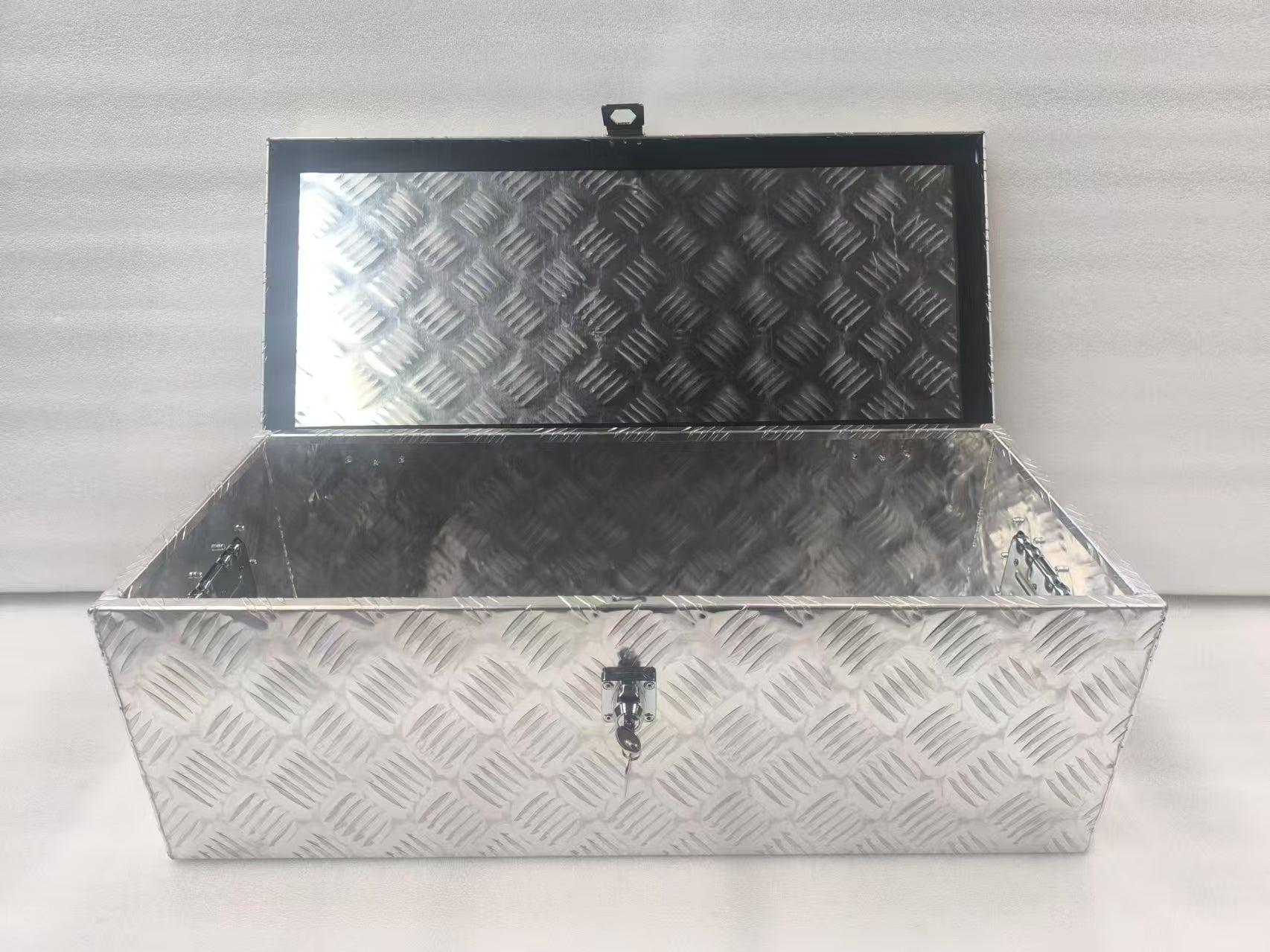 Heavy-Duty Aluminum Lockable Tool Box Open View

Lightweight Aluminum Storage Chest for Tools

Truck Bed Lockable Aluminum Tool Storage Box