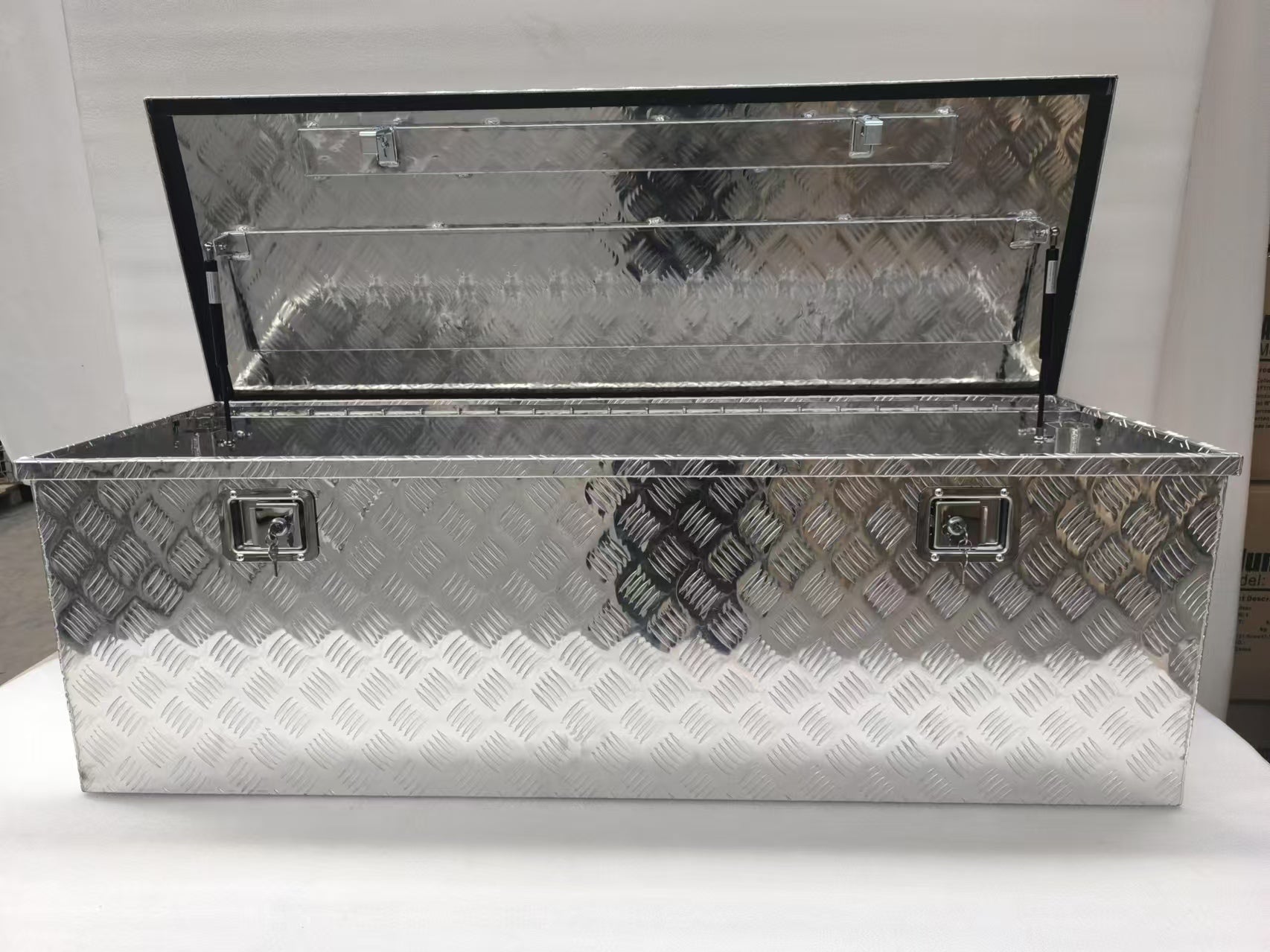 Heavy-Duty Aluminum Lockable Tool Box Open View

Lightweight Aluminum Storage Chest for Tools

Truck Bed Lockable Aluminum Tool Storage Box