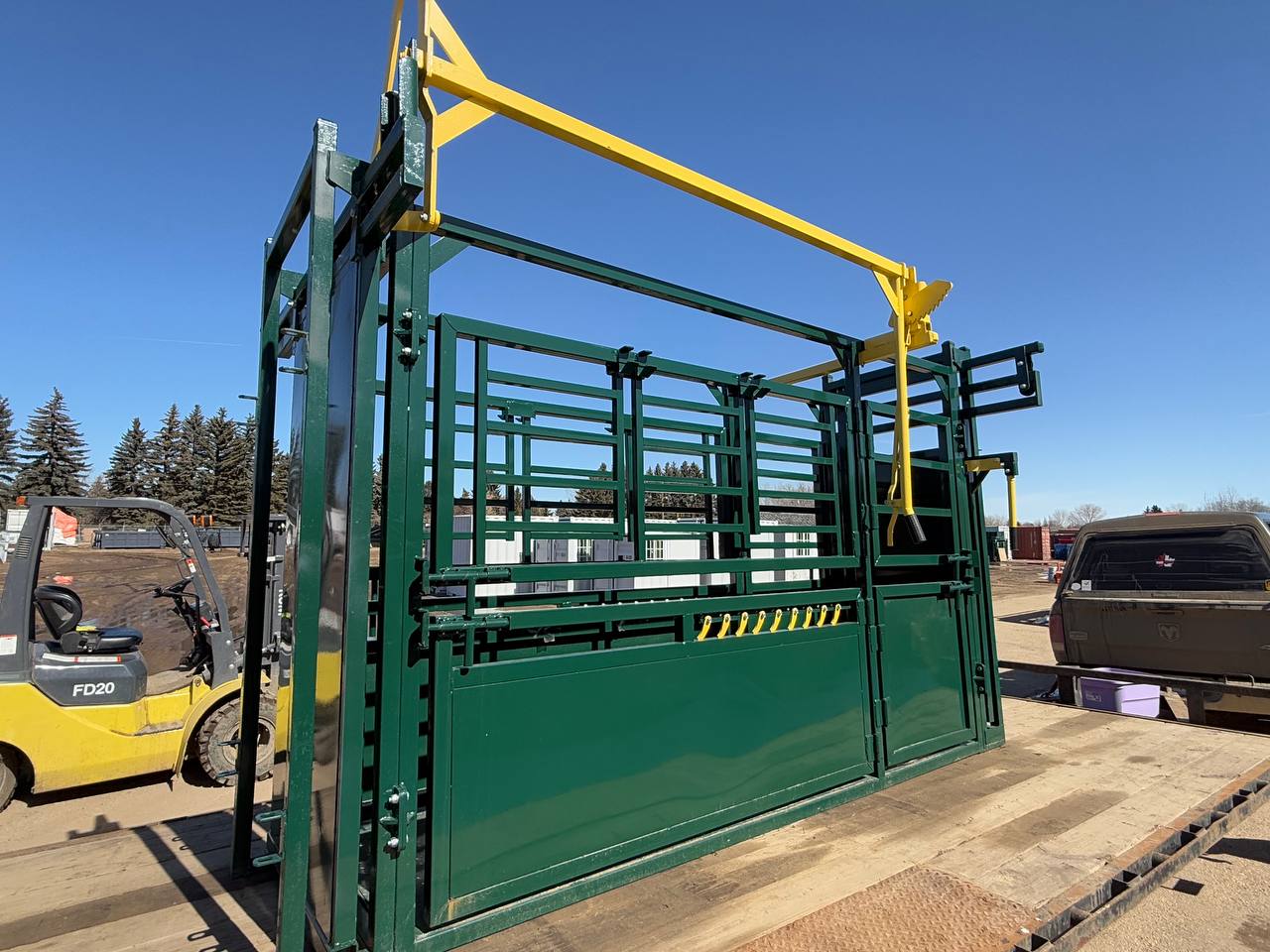 Livestock Cattle Squeeze Chute – Heavy-Duty Manual Headgate Model