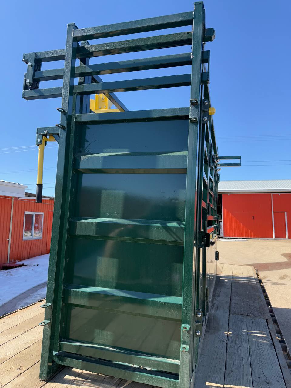Livestock Cattle Squeeze Chute – Heavy-Duty Manual Headgate Model