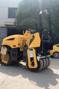 3.5-Ton Tandem Vibratory Roller in yellow – front view
Double drum asphalt compactor on-site
Side view of articulated soil roller
Yanmar engine vibratory roller parked for demonstration