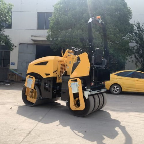 3.5-Ton Tandem Vibratory Roller in yellow – front view
Double drum asphalt compactor on-site
Side view of articulated soil roller
Yanmar engine vibratory roller parked for demonstration