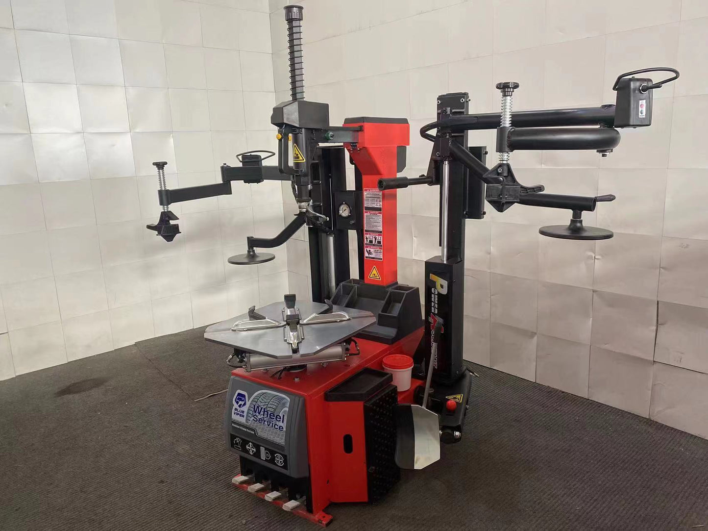 FT800 Automatic Tire Changer Front View with Dual Assist Arms

Professional Garage Tire Changing Equipment – FT800

Tilt-Back Tower Tire Machine with 28.5" Clamping Capacity

High Performance Tire Changer for Low-Profile Tires