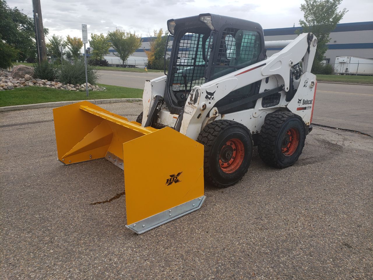 Bendall skid steer snow pusher attached to loader

Yellow snow box blade for skid steer

Heavy-duty snow bucket blade in winter setting

96-inch Bendall box blade in commercial snow use

Rear angle of Bendall snow blade showing mold board

